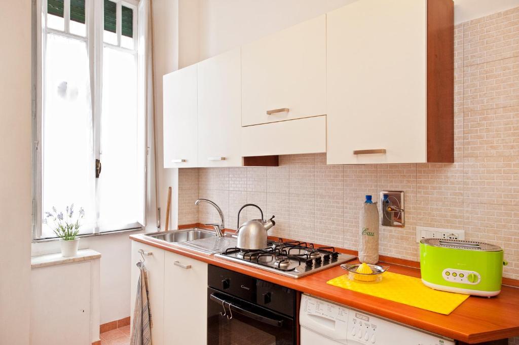 Opera Inn Suites - Rooms And Apartments Рим Екстериор снимка